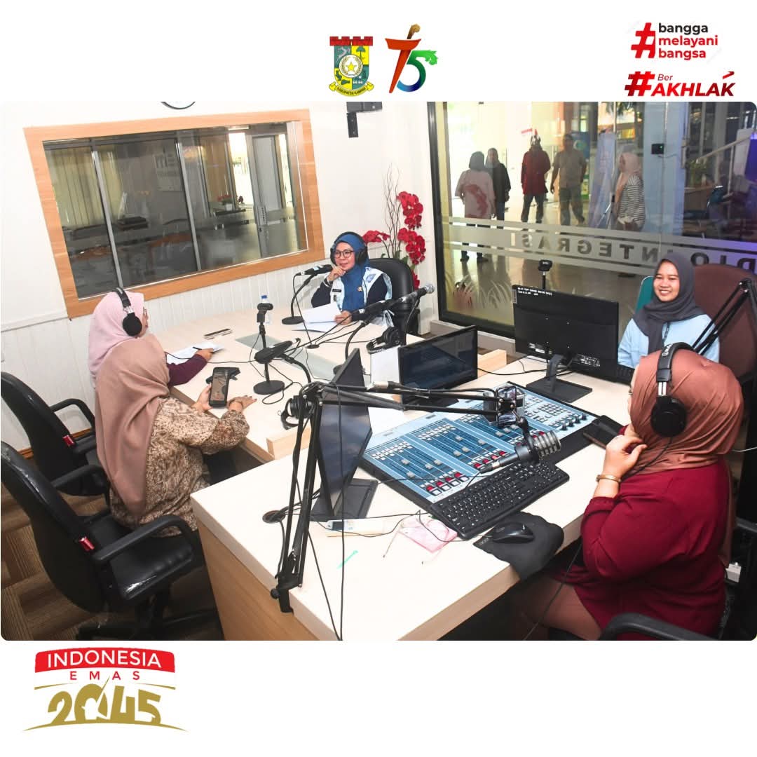 Wakil Bupati Kampar Jadi Pembaca Berita Di RRI Pro1 Pekanbaru pada Warta Berita Daerah Siang dalam Rangka HUT RRI ke-80.