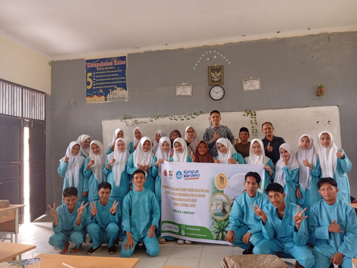 PKM Politeknik Kampar Tingkatkan Literasi Sawit Berkelanjutan di SMAN 2 Rumbio Jaya