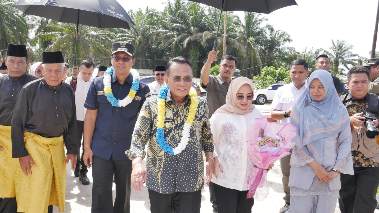Silaturahmi di Rantau Kopar, Bupati dan Wabup Rohil Salurkan Bansos Sekaligus Serukan Perang Melawan Narkoba Silaturahmi di Rantau Kopar, Bupati dan Wabup Rohil Salurkan Bansos Sekaligus Serukan Perang Melawan Narkoba