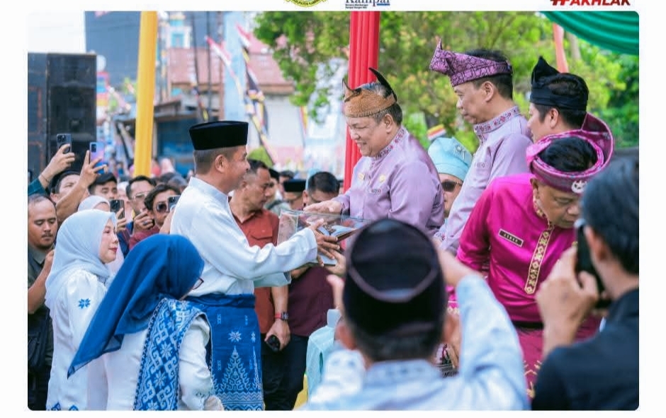 Bupati Ahmad Yuzar dan Wakil Bupati Kampar Ikuti Pawai Ta’aruf MTQ XLIV Provinsi Riau di Kuantan Singingi