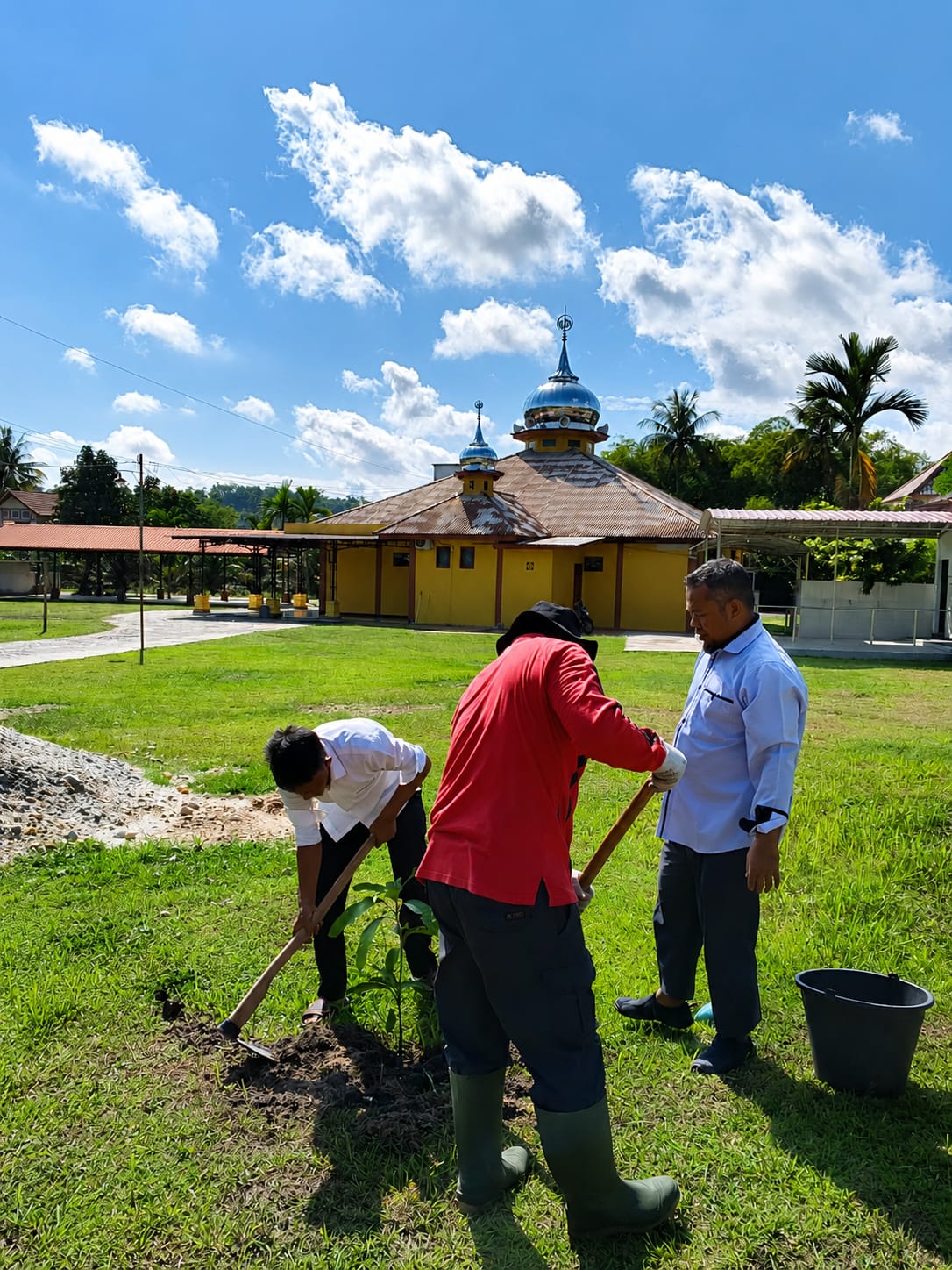 Penyuluh Agama KUA Salo Lanjutkan Penanaman Bibit Buah di Rumah Ibadah, Masjid Al-Ikhlas Jadi Lokasi Perdana