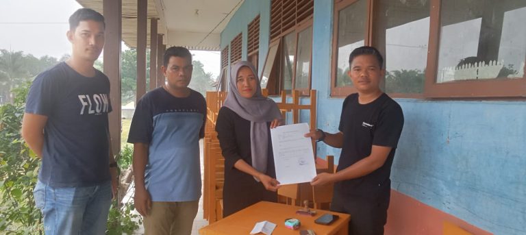 Wakil Ketua DPRD Pelalawan Tengku Azwardi ST Salurkan Bantuan Kursi Sekolah untuk SD Di Kecamatan Teluk Meranti